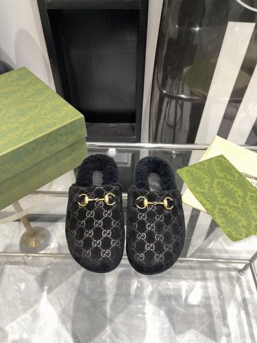 顶级品质 GUCCIss2024秋冬｜平底羊毛拖鞋新品 超舒适的 双带毛拖 简约随性 时髦有范， 慵懒又不乏高级感，最舒适的拖鞋没有之一 随意上脚都好看有型，绝