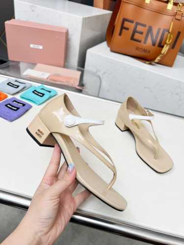 2025年miumiu早春单鞋，玛丽珍粗跟 拼接 女单鞋 面料：进口软牛漆皮 內里：进口粒面羊皮里 大底：原版进口真皮大底颜色：黑色漆皮、杏色漆皮、 白色漆皮