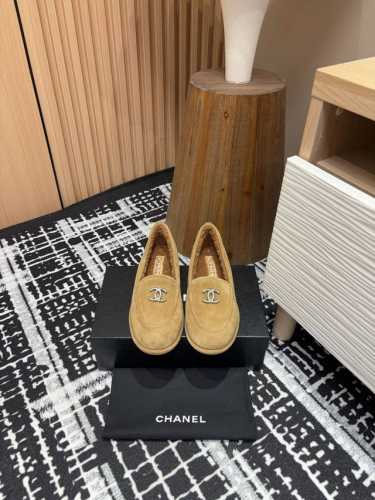 24Fw新款Chanel小香双C羊毛里乐福鞋 小香经典双C扣设计怎么看怎么高级！适合任何场合穿着 简单却很有层次，随意搭配都有那股优雅范儿 鞋型秀气显脚瘦 乐福