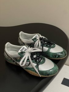 Miu Miu 25Ss 缪缪春夏新款走秀款 玛丽珍款德训鞋 休闲运动鞋 蛇皮运动鞋 以经典复古鞋型为蓝本 质感皮革勾勒流畅线条 复古轮廓金属扣与鞋带设计巧妙融