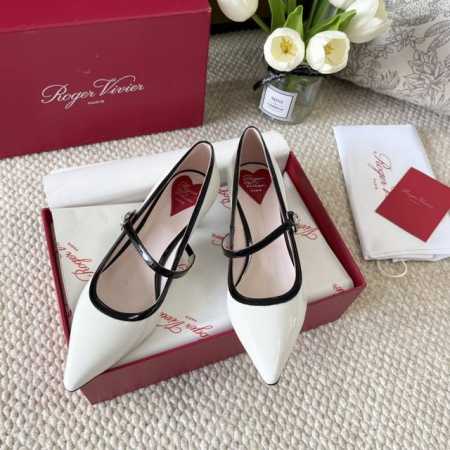 Roger Vivier ～Rv 2024年 新款 尖头小猫跟钻扣凉鞋 跟高:4.5Cm 牛漆皮面，内里小羊皮，真皮底 Size：35-41 34.40 定做不 - 点击图像关闭