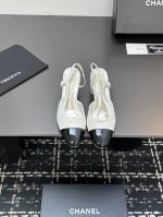 香奈儿代购级别 Cha最值得拥有的经典款 粗跟方头拼色百搭高跟后空女凉鞋 材质:鞋面采用进口全粒面混种羊皮拼接真丝绸缎+内里混种羊皮+意大利进口牛皮底Size: