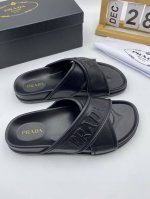 工厂p价 prada 新款凉拖鞋！亮经典设计风格！满满商务能量！100%原材质，全系原版，透气舒适，橡胶组合Eva鞋底！！码数38-46，现货供应，长期有货，欢