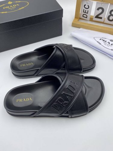 工厂p价 prada 新款凉拖鞋！亮经典设计风格！满满商务能量！100%原材质，全系原版，透气舒适，橡胶组合Eva鞋底！！码数38-46，现货供应，长期有货，欢
