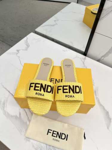 最新夏季爆款fendi芬迪凉鞋，专柜原装正版，面料：内里头层羊皮，橡胶底 真皮底 ，35 44码欢迎下单，