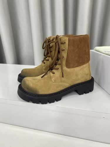 冲量价: LOEWE 罗意威 24ss 秋冬新款 娃娃头 鞋带马丁靴 简约大气时髦 耐看不过时 是时尚圈永不退潮的经典所在 复古的英伦风格 让你穿出不一样的气质