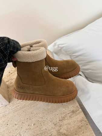 UGG P: 女款Size：35-40 Ugg可爱小土豆雪地靴拖鞋 韩里韩气 韩系小卷毛饼干鞋 冬日小暖炉 这双真的很iue啊！一眼就被种草的雪地靴～ #鞋控の - 点击图像关闭
