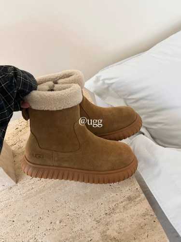UGG P: 女款Size：35-40 Ugg可爱小土豆雪地靴拖鞋 韩里韩气 韩系小卷毛饼干鞋 冬日小暖炉 这双真的很iue啊！一眼就被种草的雪地靴～ #鞋控の