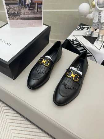 工厂价 Gucci 古奇 新款 20213新款精心打造，引爆全场！不断创新的国际品牌 此款男士潮男商务休闲皮鞋，原版版本 羊里垫脚成型橡胶大底防滑大底，透气舒适 - 点击图像关闭