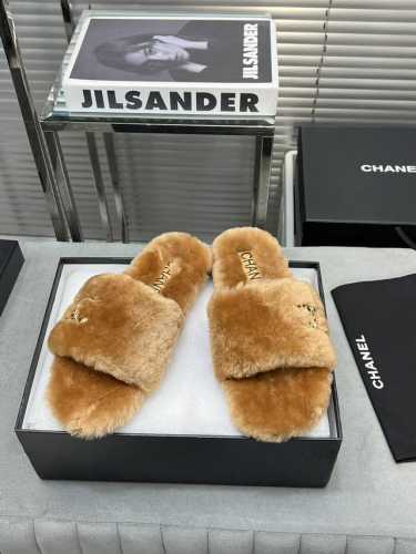 CHANEL 秋冬新品香奈儿毛拖 独家开模出货 进口羊羔毛. 内里：进口保暖羊羔毛，脚感舒适，超级亲肤。 大底：原版开模大底 码数35-39 34 40 41定