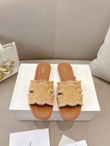 Celine塞琳 25Ss 春夏新款拖鞋 凯旋门英伦风平底微标拖鞋 简约大气时髦 耐看不过时 是时尚圈永不退潮的经典所在 复古的英伦风格 让你穿出不一样的气质