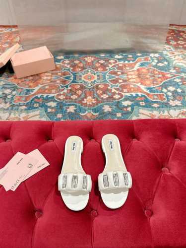 310 Miu Miu 缪缪 25Ss早春新款 平底 水钻拖鞋 乖巧减龄 上脚显腿长又高级 舒适度也做到完美 日常穿着超级合适 穿脱方便 超级哇塞 鞋面:原版进