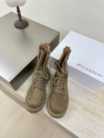 登山靴 J W 设计师品牌 女鞋 头层磨砂 牛皮 真皮包跟 档次满满 杏色 登山系列 防滑大底设计 有着若隐若现的魅力。 元素的加入为精致的鞋体注入更多反叛和力