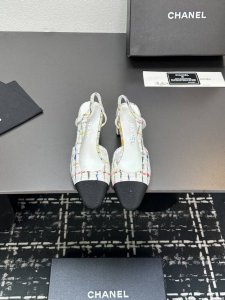 chane+L 经典Slingback 小香后空凉鞋 就像Coco香奈儿女士说的：流行稍纵即逝，但风格永存！这双后空鞋就是香家经典中的经典！双色搭配，简约精致，