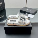 工厂P出 高版本！Chanel 香奈儿。木纹底 凉鞋拖鞋 专柜大爆款，香家女孩无法抗拒的蜜儿鞋，颜色盲入就好，超柔软小羊皮上脚不存在磨脚，实用性颜值都具备了，这