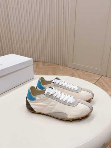 Maison Margiela mm6 2025春夏系列 新款Sprinters运动鞋轮廓采用做旧感尼龙与复古处理麂皮制成，灵感来源于复古跑鞋。通过做旧、缝线、