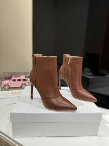 工厂直批： D*奥Christian Dior 新品中古高跟鞋 延续D家永恒经典！这款鞋低调不失华丽 性感又不显张扬 鞋型是大家都爱的秀气款 非常非常显瘦 侧面