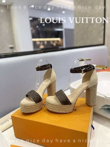 出厂 Loui& Vuitto&路易威登 法国代购新款驴牌 春夏首选 最新走秀款水台高跟凉鞋 香港原版购入一比一开模 今年的款式比去年增加了老花原素 显得更为大