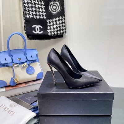 独家新款Versace 范思哲21s秋季新款秀 场米兰秀场同简约干练的版型，童话般的亚特兰蒂斯或神奇的海洋主题，明亮的荧光色和各种彩色配色，鲜艳的颜色和自由的轮