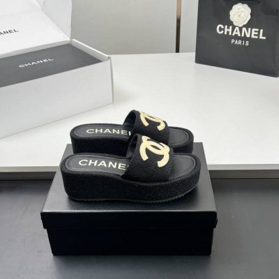 工厂p价 实物拍摄太美啦Chanel新款呢子厚底拖鞋坡跟防水台凉拖鞋 真的太美啦吧 香奈儿属于夏天的颜色 仙女必备爆款 太喜欢这双鞋了 chanel25p松糕布