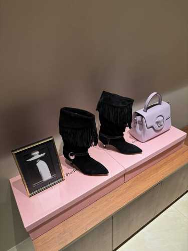 Isbel marant24秋冬新品 秀款铆钉牛仔西部靴 一眼就心动的铆钉靴 来自小众品牌伊莎贝尔 穿着超级舒服 封神款 这个秋冬必备的单品 慵懒风的感觉真的随