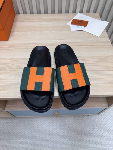 情侣款 25最新上市一子拖 Hermes 爱马仕火到不行的情侣款二舅拖 最新五金扣凉鞋拖鞋,搭配各种彩色袜子，潮爆了！ 鞋面：进口荔枝纹牛皮 内里：进口牛皮 大