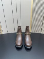 Valentin｜华伦天伦经典秋冬 新品铆钉厚底短靴 网红最爱款 也是搭配利器 上脚小腿非常显瘦又显腿长 鞋面采用原版定制牛皮 内里垫脚均为进口小羊皮 原版开模