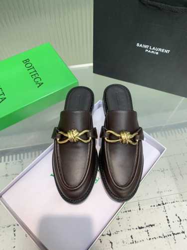 Bottega Venetabv结绳配饰乐福拖鞋 上脚轻松又时髦 穿上它 百搭又时髦 轻松穿出高级感 每一步都走出你的时尚新节奏 鞋面材质选用同原版的小牛皮材质