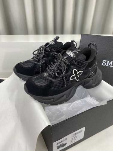 冲量价: Smfk这期新品太炸裂了 十字花老爹鞋从新品曝光的时候就已经问爆了 上脚版型巨正←超扱増高哦 鞋子也不会特别的重，暴 走也不会累 顶级版本原版购入开发