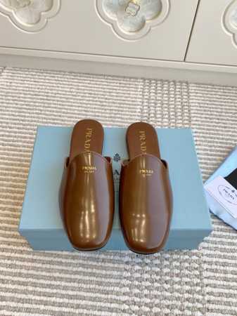 PRADA 普拉达新款包头穆勒拖鞋顶级品质简单的设计大概就是它最让人喜欢的点 不是烂大街的那种 很有自己的品牌个性面料采用开边珠牛皮 内里垫脚混种羊皮 原版橡胶 - 点击图像关闭