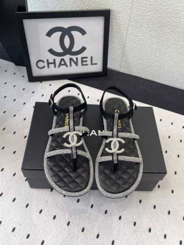 Chanel春夏新款链条凉鞋 超多网红时尚博主种草 夏天必备 拥有香家特色优雅名媛气质 让人无法抗拒 进口羊皮钻鞋面 混种羊皮垫脚 意大利真皮大底 Size：3