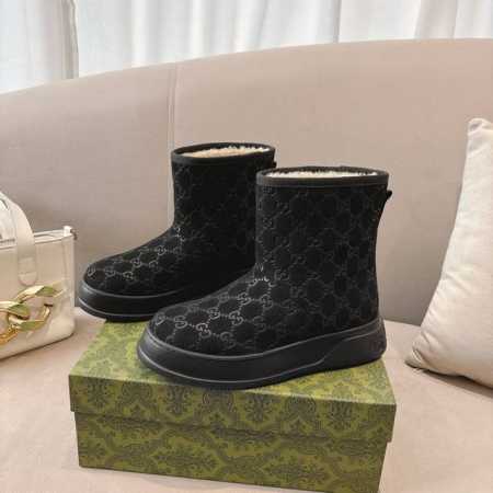 Gucci 古奇 G家24新款女士及踝靴羊毛靴这款 Cruise 2024 靴子既稳定又奢华。GG 图案和其他细节向品牌的根源致敬。 这款雪地靴 材质介绍 鞋面 - 点击图像关闭