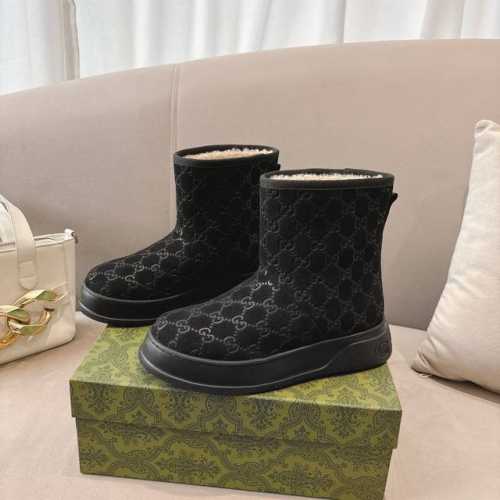 Gucci 古奇 G家24新款女士及踝靴羊毛靴这款 Cruise 2024 靴子既稳定又奢华。GG 图案和其他细节向品牌的根源致敬。 这款雪地靴 材质介绍 鞋面