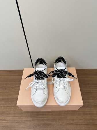 Miumiu缪缪25K 新款系带做旧小白鞋鞋德训鞋休闲鞋 P360 这款擦色做旧小白鞋运动鞋妥妥的美式休闲风格～日常穿着必选！ 上脚超级好看舒适经典百搭的绝绝子 - 点击图像关闭