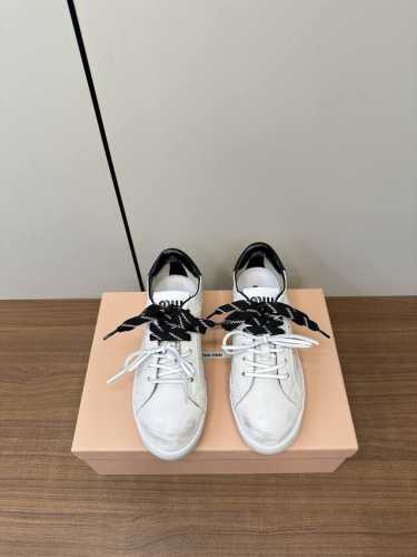 Miumiu缪缪25K 新款系带做旧小白鞋鞋德训鞋休闲鞋 P360 这款擦色做旧小白鞋运动鞋妥妥的美式休闲风格～日常穿着必选！ 上脚超级好看舒适经典百搭的绝绝子