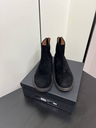 限男款 意大利暗黑品牌 纯手工小众品牌Marsell麂皮绒后拉链切尔西靴 一个特立独行 不跟风 纯手工制作 对材质及工艺要求及其严格的品牌 以舒适 耐穿 艺术性