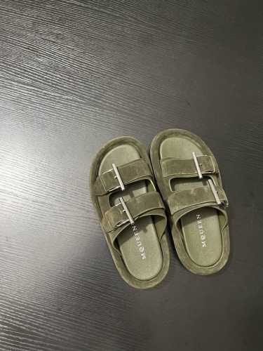 被问麻了的凉拖！MQUEEN这双棕色凉拖，双扣设计超酷，一脚蹬又方便。极简又时髦，随便搭都出彩，出街必备鞋面牛皮.麂皮 内里羊皮 复刻大底 35-39 40定做