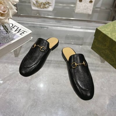 1803-1 黑 35-41 作为Gucci设计传承的杰出代表，Jordaan系列饰马衔扣乐福鞋生动彰显经典优雅格调。这款鞋履采用品牌标志性字母交织图案皮革，成
