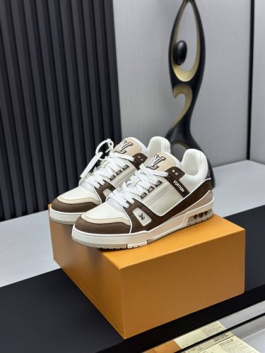 橙子出厂价p louis Vuitton 路易威登 Lv Trainer 情侣款运动鞋板鞋 休闲复古篮球鞋 从复古篮球鞋汲取灵感 打造备受青睐的 Lv Trai