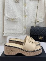 厂价 Chane*｜小香25C春夏新品度假 厚底链条双C拖鞋 这一季度假凉拖系列真的超美！ 搭配链条双C五金装饰 简约百搭 上脚超级美的 怎么看怎么好看 Go