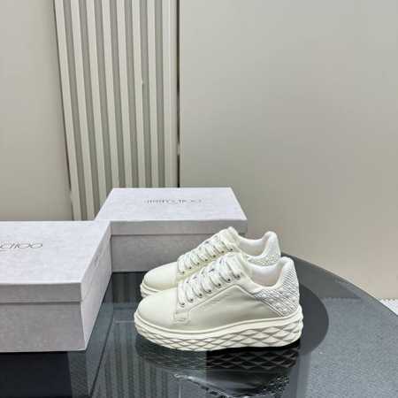 JIMMY CHOO 原版大底休闲小白鞋，采用最新工艺设计，立体感强多种工艺融合一起，颠覆时尚，超级有型！搭配超美。原版一比一 百搭又潮流，可盐可甜！新版面，后 - 点击图像关闭