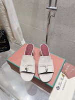 Loro Piana 25春夏Lp顶级版本英伦宝石吊坠夹脚平底拖鞋凉鞋 原来这就是传说走两万步都不会累脚的夹脚凉鞋把颜值和脚感都拿捏住了，上脚一走就会被彻底沦陷