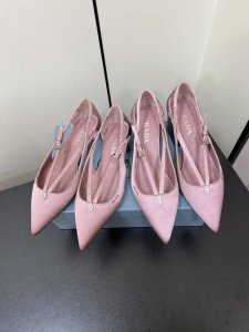 Prada 25ss 早春新款绝美尖头跟鞋 时尚界久违的极简之美经典时尚配色 毫不费力的优雅风来袭 时髦 精致 绝美 包头尖头 开边珠外穿时尚气质简约新款日常拖