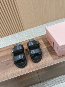 缪缪春夏新款凉拖 现在超级今年也是出了不少 皮质的就是非常高级呀 Size：35-39 40订做不退货
