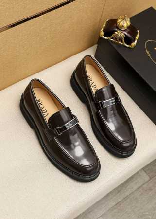 商品商标：Prada 普拉达 休闲皮鞋 正码码数 39-44 38.45.46订制 商品材料：精选 进口头层开边珠牛皮鞋面+奢华五金扣，进口水染牛皮内里。强烈立 - 点击图像关闭