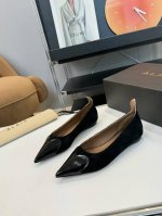 品 牌：Alaia AlAIA阿莱雅尖头高跟拖鞋！无数的名设计师都把他看作“Designer of Designers”更影响着很多人的风格！铆钉、金属环扣、紧
