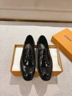 lv Glove热卖款男士精品乐福鞋！精选进口开边珠牛皮亮面皮革将工致元素与摩登魅力融合，韧性强耐折不易变形，经久耐穿！进口水染牛皮内里，以方头构型彰显经典格调