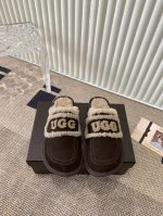 Ugg 刺绣logo圆头鞋 一眼就上头的款式 胖胖的方圆头鞋 加上羊毛边边logo 憨憨的可爱，秋冬穿搭必备单品光鞋身很轻巧，不论是居家还是出街都很可 码数：3