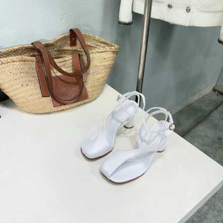 高品质出厂 ！小众潮牌Dries Van Noten 25春夏新款高跟五金扣分趾凉鞋系列！ 秀场主推款！ 这季春夏系列设计独特！带弧度的香蕉跟，趣味十足可可爱爱 - 点击图像关闭