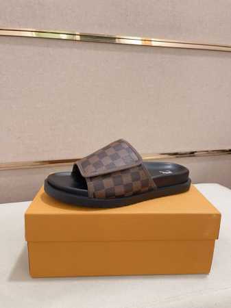 工厂价: Lv打造顶级代购 男士春夏拖鞋专柜同步 鞋面意大利进口牛皮搭，标志图形高品质工艺，鞋底：原厂特供原版底，独家活动成型底超级舒适，原厂跟单货，高品质，可 - 点击图像关闭